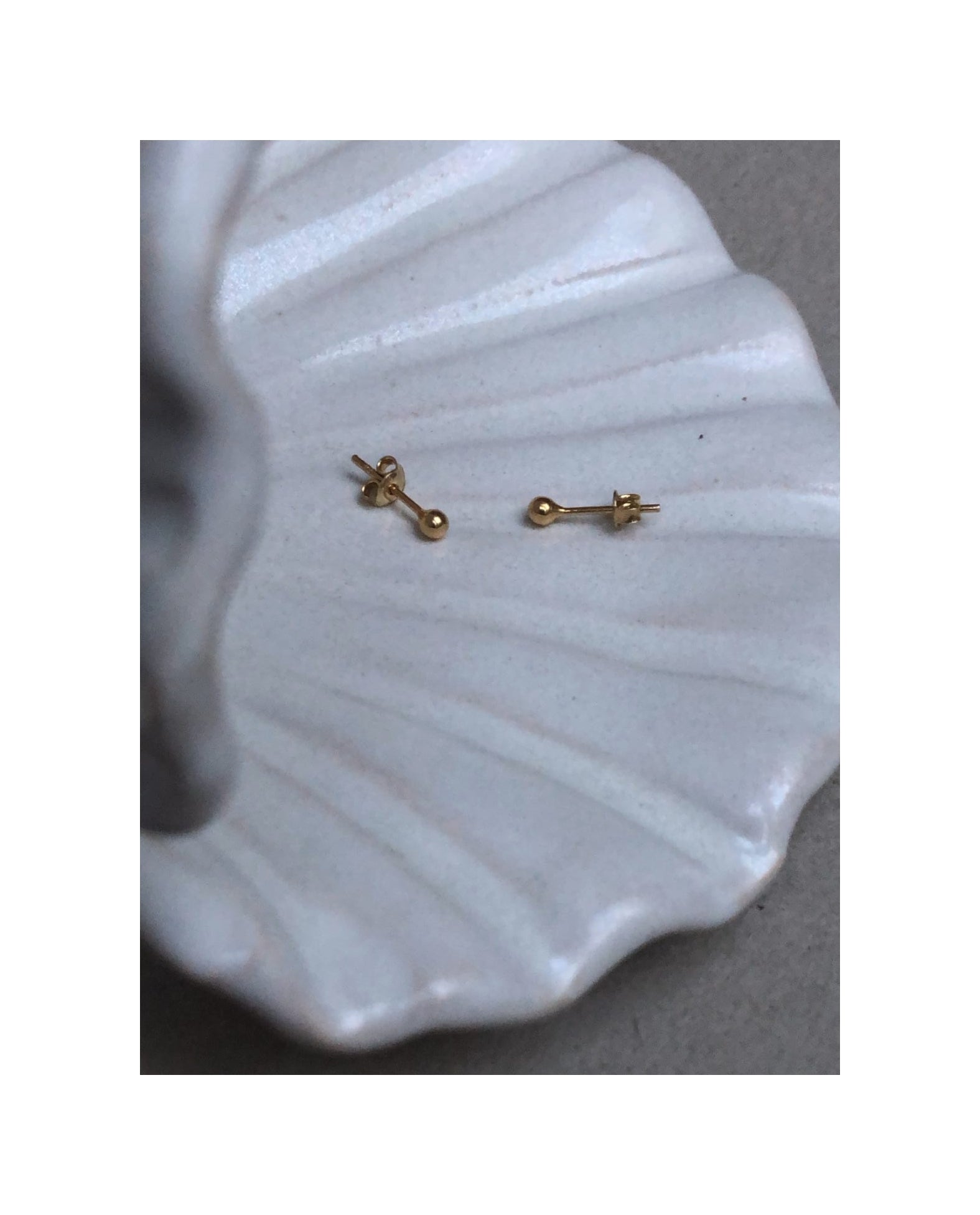 TINY DOTS EARRINGS