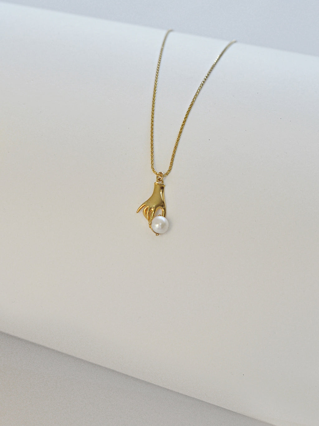 NECKLACE WITH PEARL HAND WITH PEARL