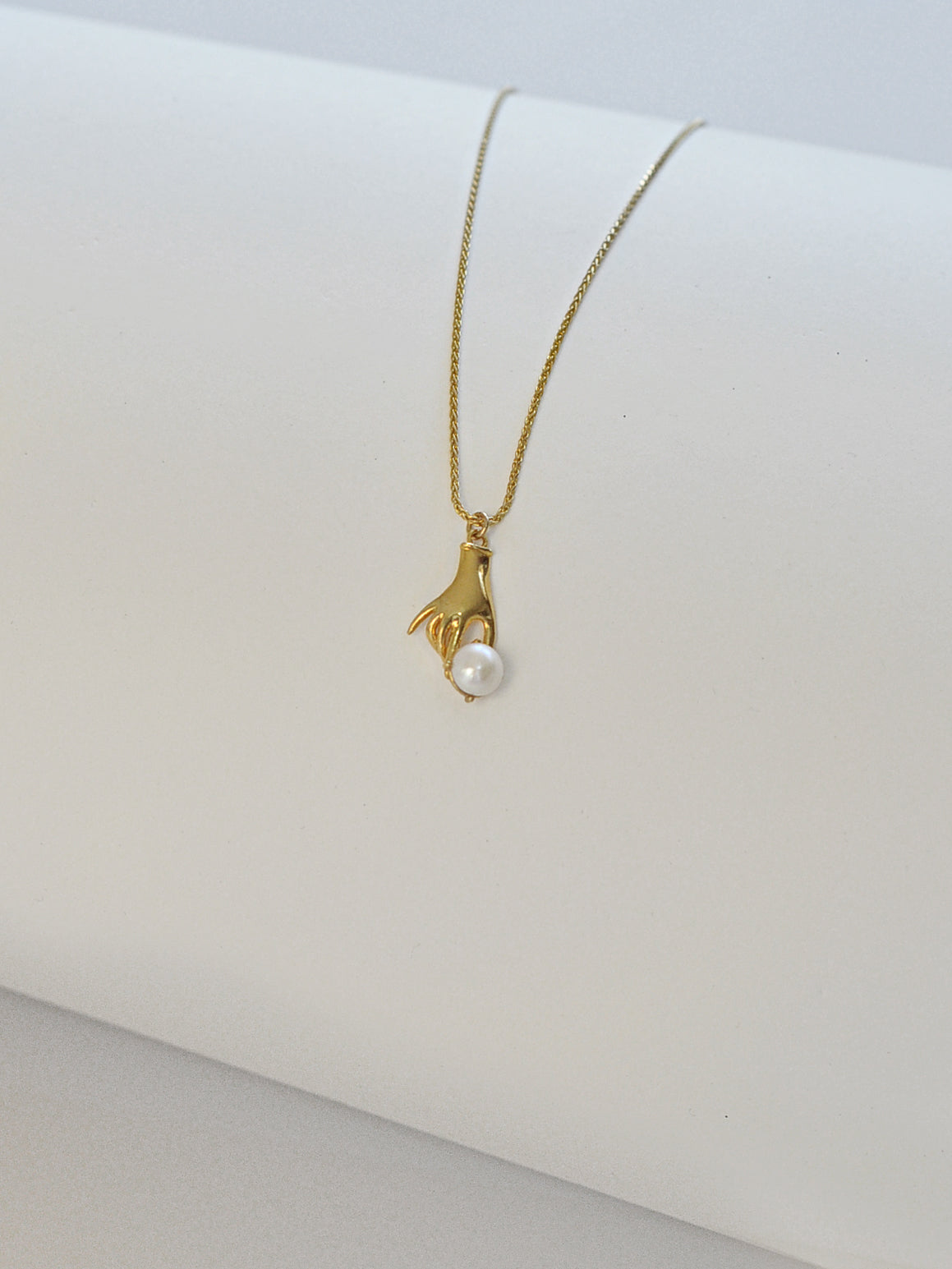 NECKLACE WITH PEARL HAND WITH PEARL