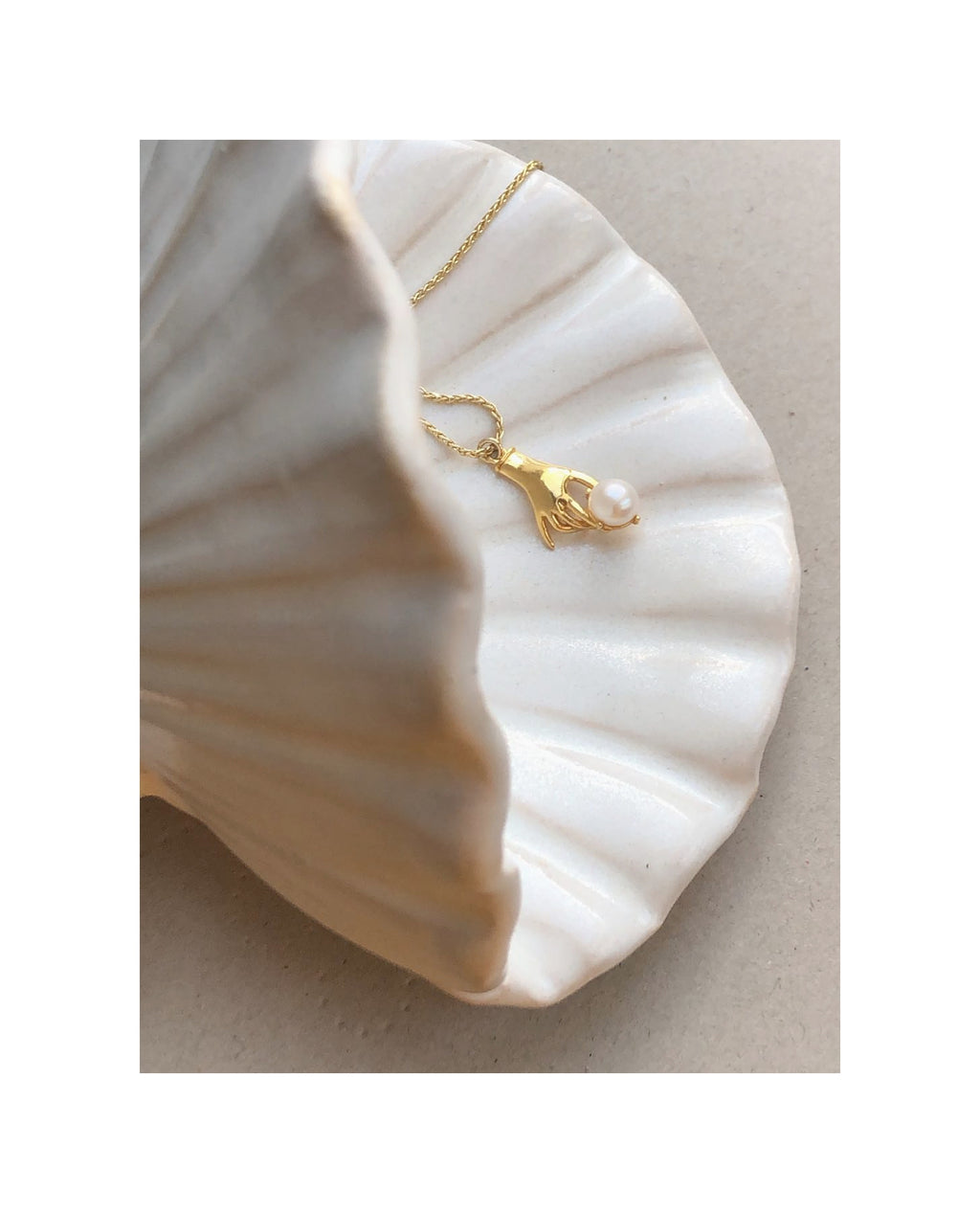 NECKLACE WITH PEARL HAND WITH PEARL