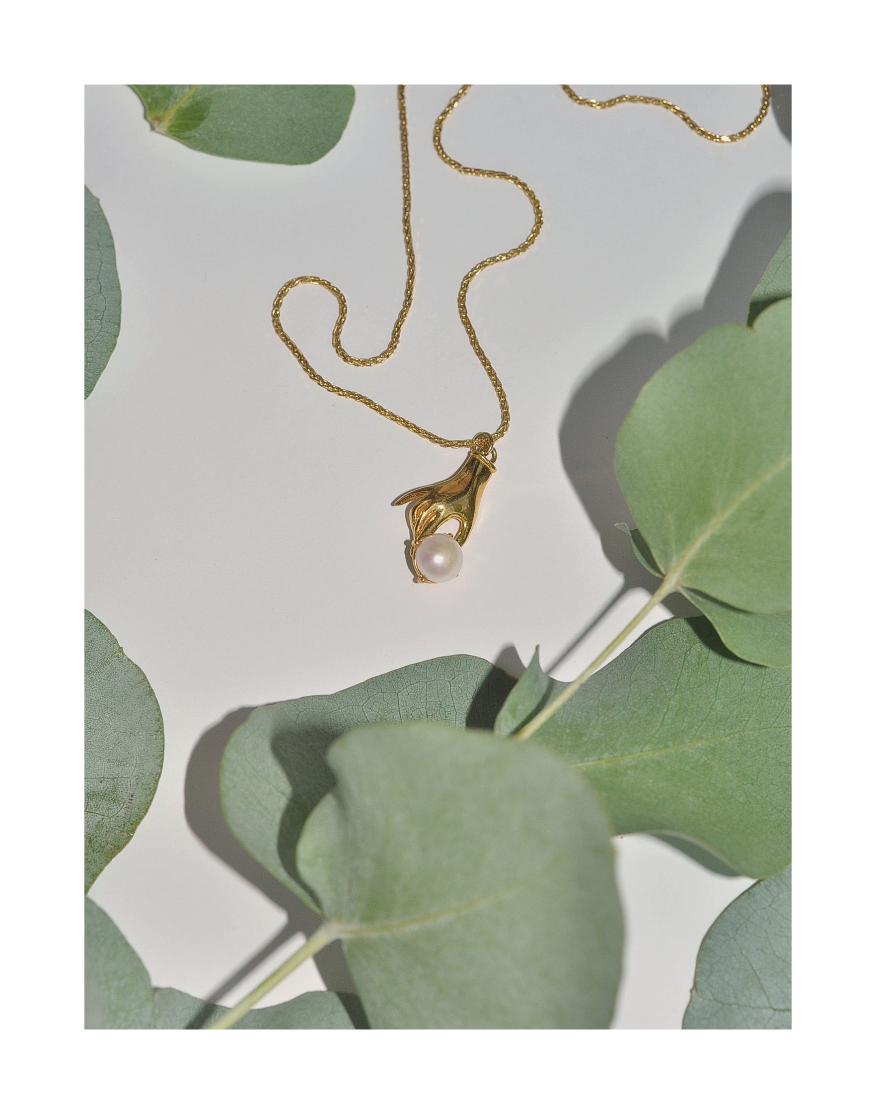 NECKLACE WITH PEARL HAND WITH PEARL
