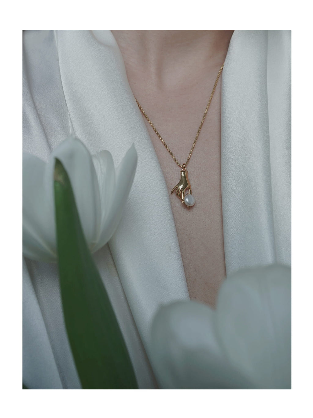 NECKLACE WITH PEARL HAND WITH PEARL