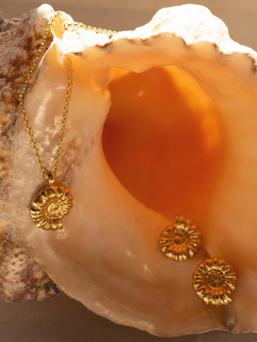 SNAIL GOLD NECKLACE