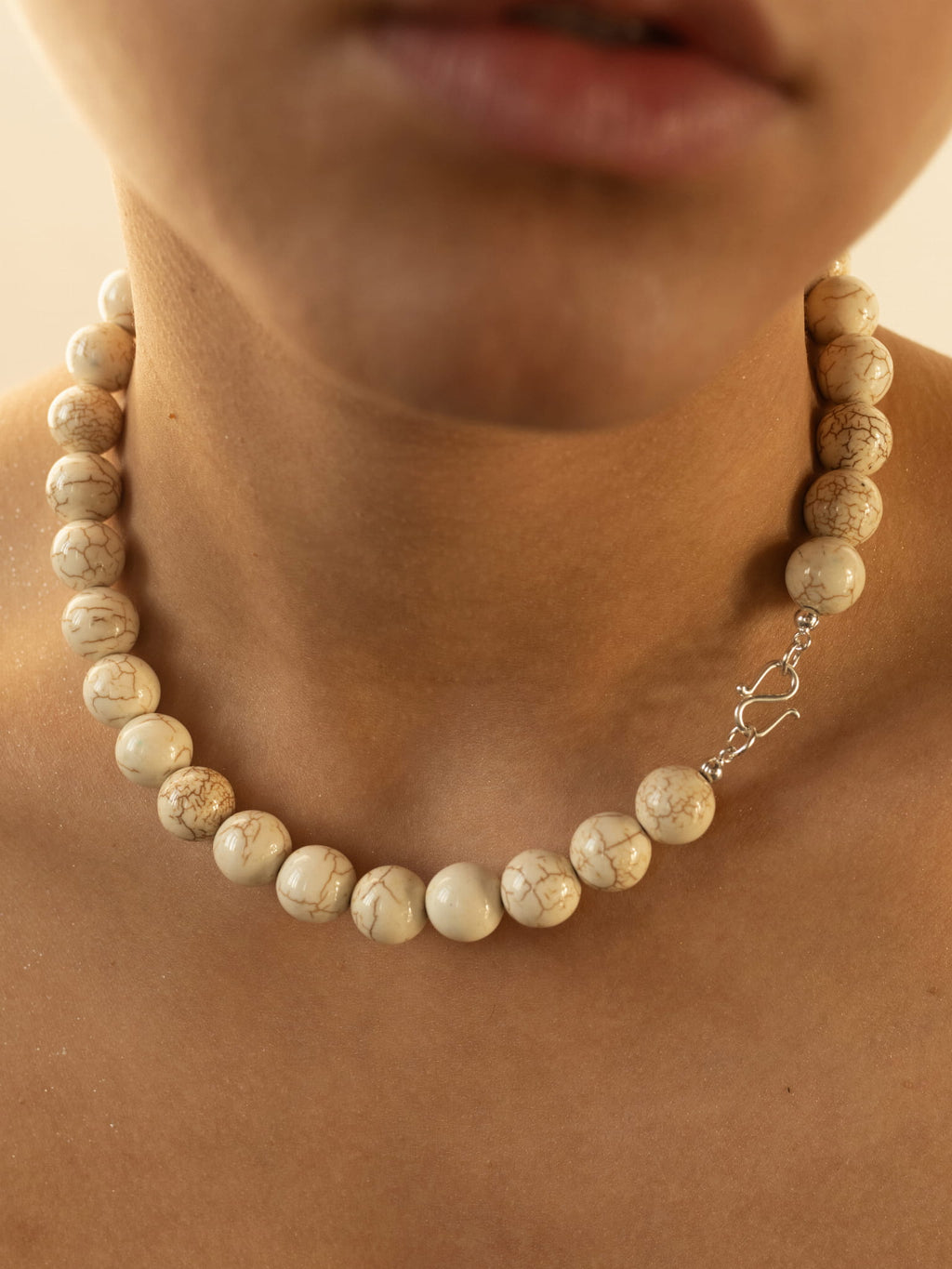 HOWLITE COLLAR CHOKER NECKLACE