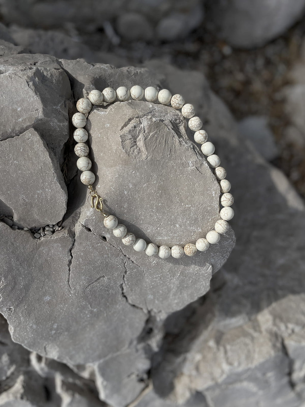 HOWLITE COLLAR CHOKER NECKLACE