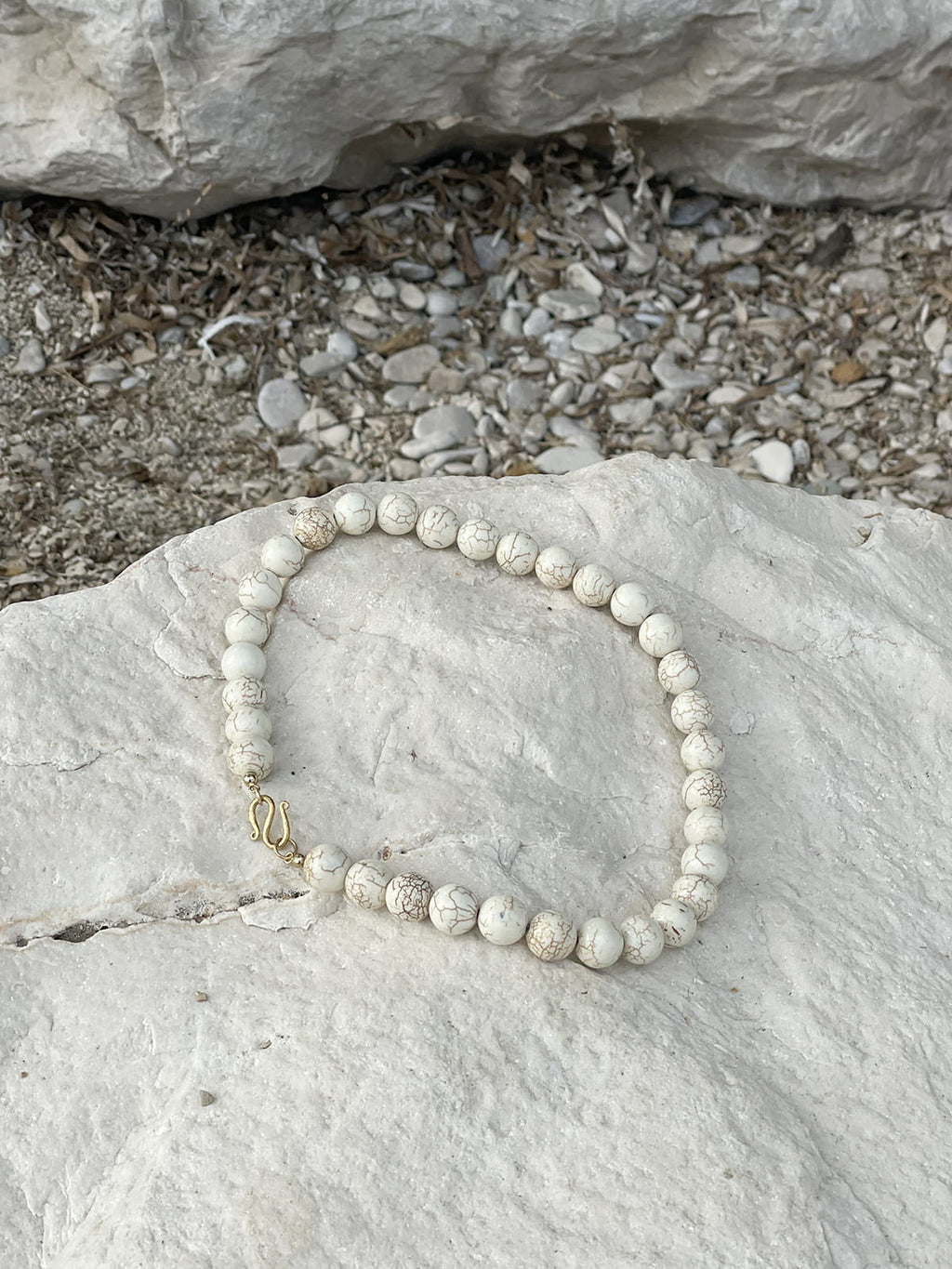 HOWLITE COLLAR CHOKER NECKLACE