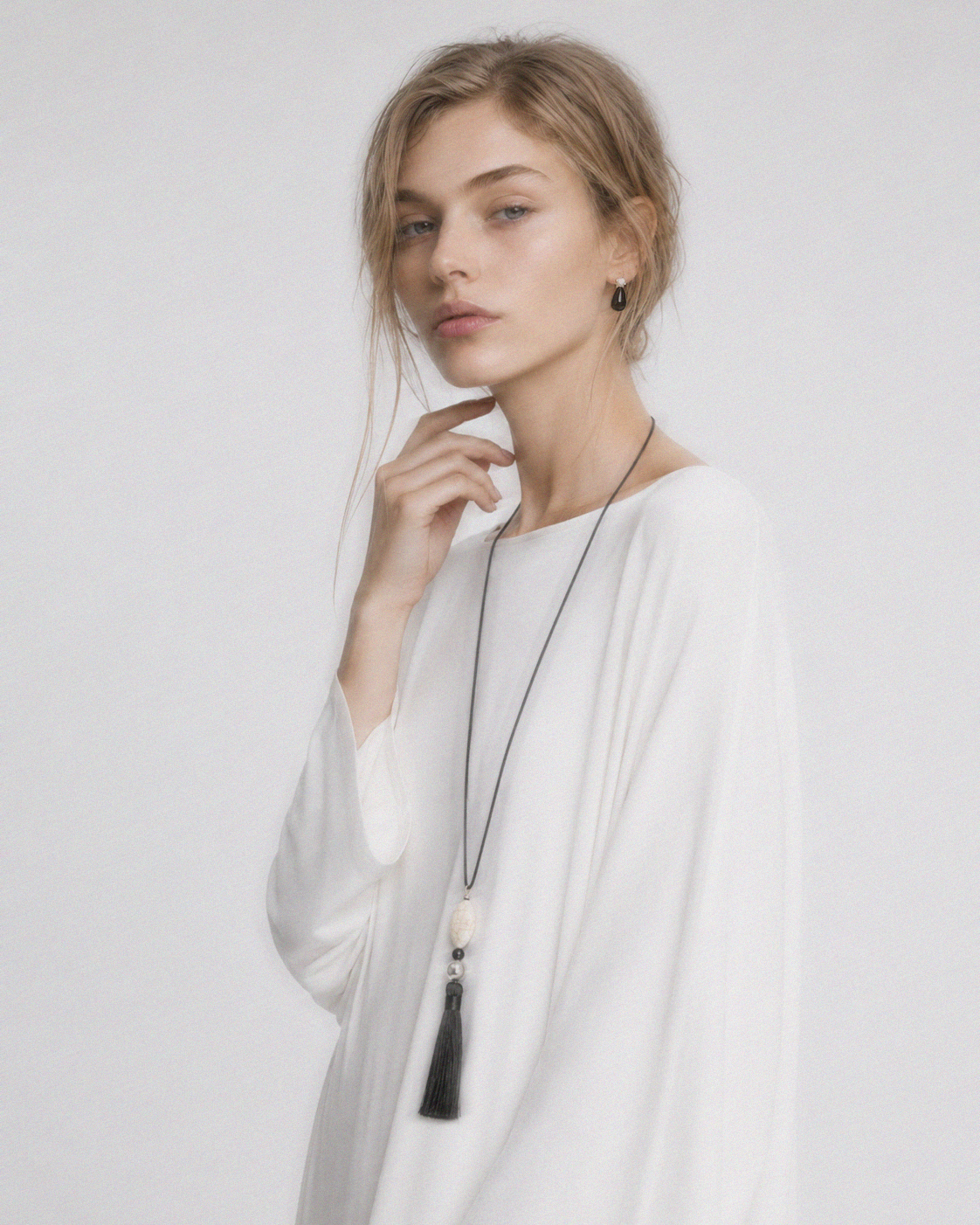 NASZYJNIK SYLVIE TASSEL | SKÓRA ONYX HOWLIT