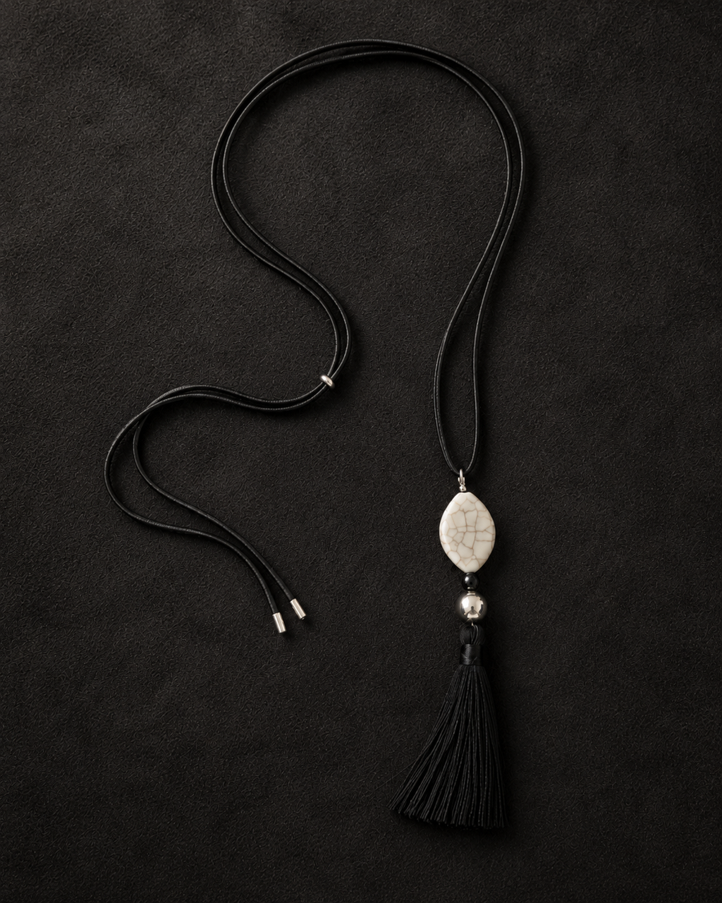 NASZYJNIK SYLVIE TASSEL | SKÓRA ONYX HOWLIT