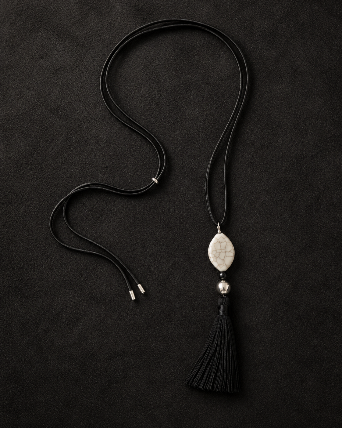 NASZYJNIK SYLVIE TASSEL | SKÓRA ONYX HOWLIT