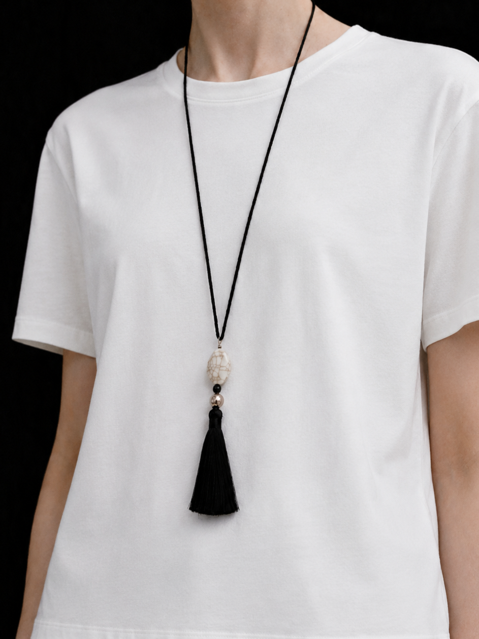 NASZYJNIK SYLVIE TASSEL | SKÓRA ONYX HOWLIT