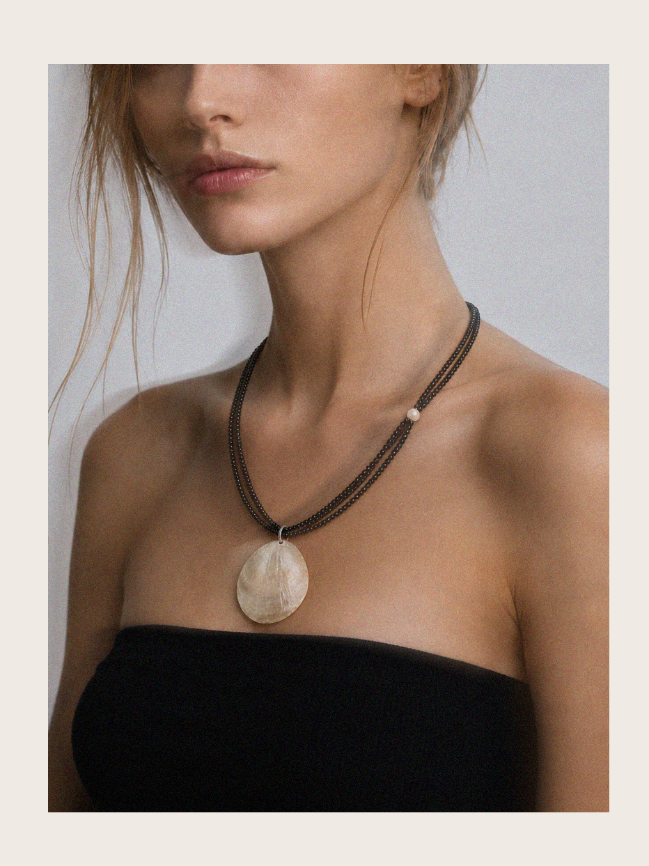 NASZYJNIK COLETTE SHELL | ONYX