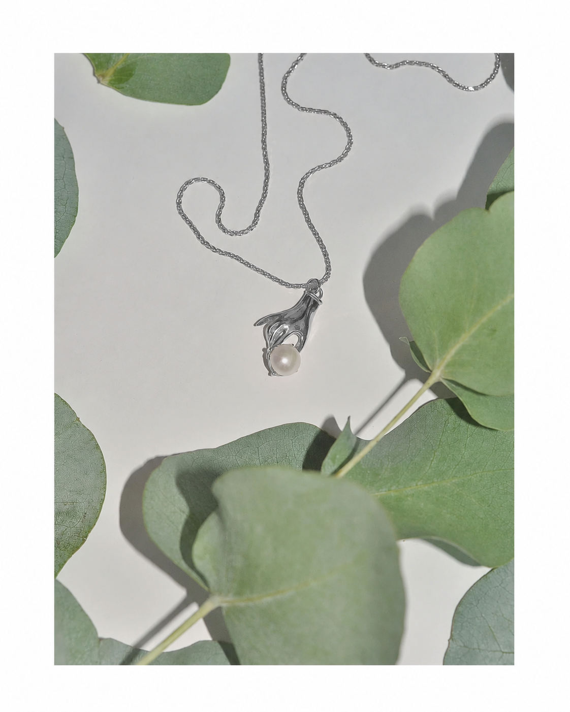 NECKLACE WITH PEARL HAND WITH PEARL